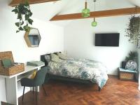 Stylish apartment in Horsham with parking and own entrance - B&B
