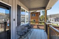Bear Pass is a 3 bed 2 bath craftsman style home located within walking distance to DT Gatlinburg - Chambres d'hôtes Gatlinburg