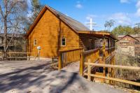 The Red Bird Cabin is a newly built 2 bed 2 bath cabin less than a mile from Pigeon Forge - B&B Pigeon Forge