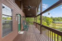 Pigeon Delight is a 2 Bedroom Cabin - 6 miles from Dollywood! Hot Tub, Fire Pit, Arcade, Pool Table! - B&B Pigeon Forge