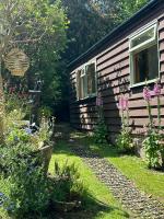 B&B West Chiltington - The Cabin, Roundabout Lane - Bed and Breakfast West Chiltington