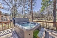Lovely Creekside Ruidoso Home with Hot Tub and Deck! - Chambres d’hôtes Ruidoso