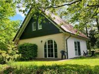 B&B Sellerich - Stylish detached villa on a country estate with a pool - Bed and Breakfast Sellerich