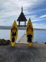 Waterfront Carriage house on Tomales Bay with dock - Chambres d’hôtes Marshall