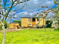Glamping Under the Stars, Romantic Luxury Hideaway - Honey Pot Shepherd Hut - B&B Leominster