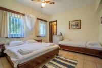 Dreibettzimmer mit Gartenblick