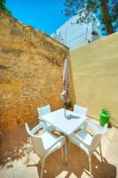3bedroom house with yard and roof terrace CZER1-1 - Chambres d'hôtes Sliema