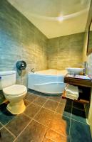 Zimmer mit Queensize-Bett und Whirlpool-Badewanne