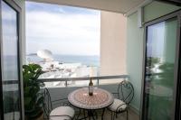 Palmove Luxurious Beachfront Apt - B&B Larnaca