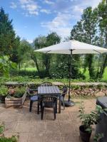 Chez Line et Pierre: Appartement spacieux, lumineux et équipé - Chambres d'hôtes La Bastide-de-Sérou