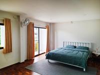 Habitación con cama extragrande y balcón