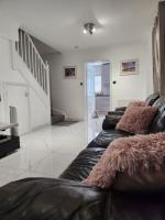 Luxurious 2 Bedroom House With Garden And Free Parking - Chambres d’hôtes