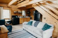 Fun Alaska Log Cabin on Wooded Property! - B&B