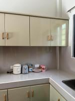 Riz Place Homestay - Queen Sized Bunk x Air-conditioned - Chambres d’hôtes Bacnotan