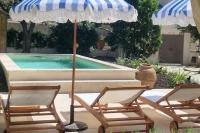 Magnifique maison provençale haut standing avec piscine, jardins, garages fermés - Chambres d’hôtes