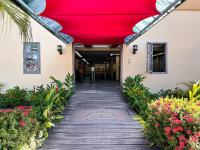 Suiíte com ar condicionado, frigobar e mesa para trabalho. Localizada no Hotel Porto Belo Park, com parque aquático (sem custo para a utilização), quadras, academia, espaço kids, a aproximadamente 200 m praia de Taperapuã e do complexo Axé Mói. - Bed and Breakfast Porto Seguro