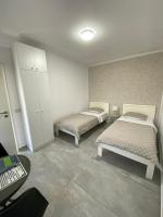 Tweepersoonskamer met 2 Aparte Bedden en Badkamer