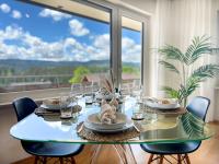 Panoramablick mit Schwimmbad und Sauna - Ferienwohnung Lenzkirch