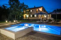 Holiday home 'Old oak' - with pool, garden with fresh vegetables and private forrest! - B&B Imotski