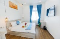 Habitación con cama grande y vistas al jardín