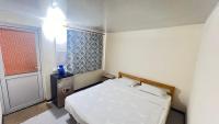 Habitación con cama extragrande y vistas a la piscina