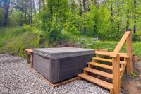 Rustic Escape w/ Deck, Hot Tub & Mountain Views - Chambres d'hôtes Irwin