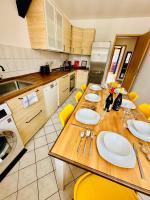 Massive Karli Loft - over 130 meters floor space - home theater room - 4 private sleeping areas - best location in Leipzig - Chambres d’hôtes