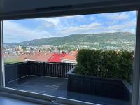 Walking distance to city center with private parking - Ferienwohnung Bergen