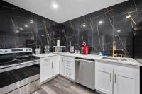 Stylish 2-BR Getaway in Heights with Pool - B&B