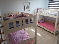 Cama en habitación femenina compartida de 4 camas