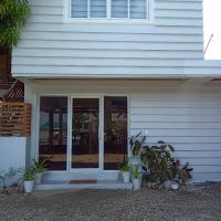 Beachfront Mansion and Seascape Villas Calatagan with Outdoor Pool - B&B Calatagan