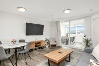 Cairns Skyline - Chic Seaside Stay with Rooftop Pool - B&B Cairns