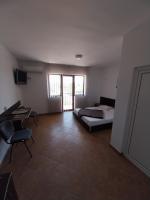Habitación con cama extragrande y balcón
