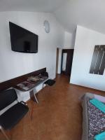 Habitación con cama grande y balcón