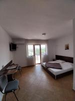 Habitación con cama grande y balcón