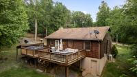 Shenandoah dog friendly cabin in the trees - River access, BBQ, propane fire pit, outdoor dining & lounging, wood fireplace, screened in front porch and gated back deck! - Bed and Breakfast Shenandoah