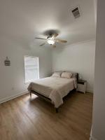 Entire House In Baton Rouge - Bed and Breakfast
