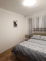 Stan u centru Bijeljine, 38m2, luksuzno opremljen, internet, kablovska, klima - B&B