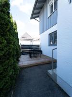 FEWO-LAVEES moderne zentrale FeWo nahe OMV Wacker Kliniken Burg -Eigener Eingang-Schlüsselloser Check in - Bed and Breakfast Burghausen