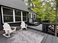 Stunning Private Chalet, 3 Queen beds on Trails! - Bed and Breakfast Webb Lake