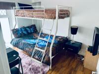 Double bed room in a Peaceful home - B&B Morriston