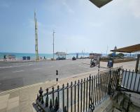Spacious Seafront Apartment, Beach & Sea Views, Parking - Chambres d’hôtes