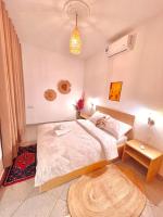 Zimmer mit Kingsize-Bett und Seeblick