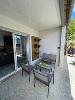 Maison chaleureuse avec terrasse privative proche de la gare et du centre-ville - B&B Rochefort