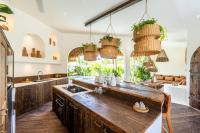 Villa Lilibelle, Balinese villa 4BR with mezzanine - B&B Canggu
