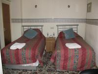 Zweibettzimmer mit eigenem Bad mit Badewanne