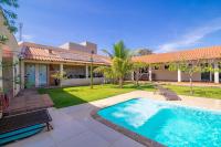Casa com amplo espaço verde, 4 Suítes e Piscina - B&B