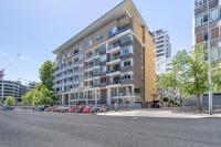Modern Two-Story City Pad With Pool, Gym & Sauna - Ferienwohnung