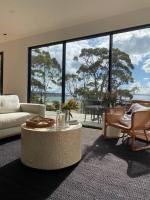 White Beach Retreat - Luxurious Water Views - Chambres d’hôtes