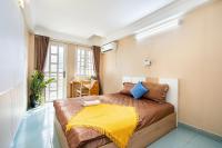 Zimmer mit Kingsize-Bett und Balkon